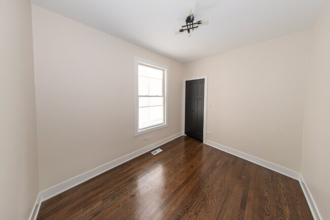 Building Photo - Beautiful 4 Bed 2 Bath home in the heart of Irving Park!