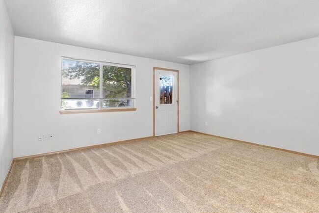 Building Photo - Large 2 bed 1.5bath townhouse with Garage! 1 Month Free on a 13 month lease!