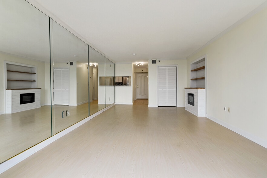 Studio Space with Mirrored Wall - 2870 Pharr Court South NW