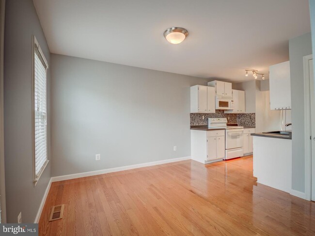 Building Photo - 8203 Stationhouse Ct