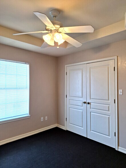 Building Photo - 1907 Maria Isabel Dr