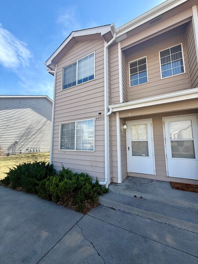 Building Photo - 2 Bed 1.5 Bath Townhouse End Unit in North Central Loveland