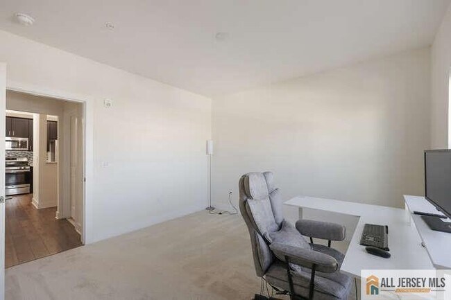 Building Photo - 421 Tavern Rd