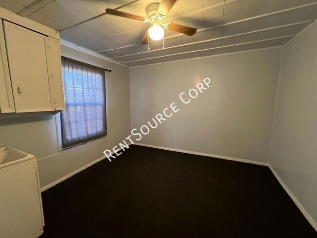 Building Photo - 1040-1042 Flora St