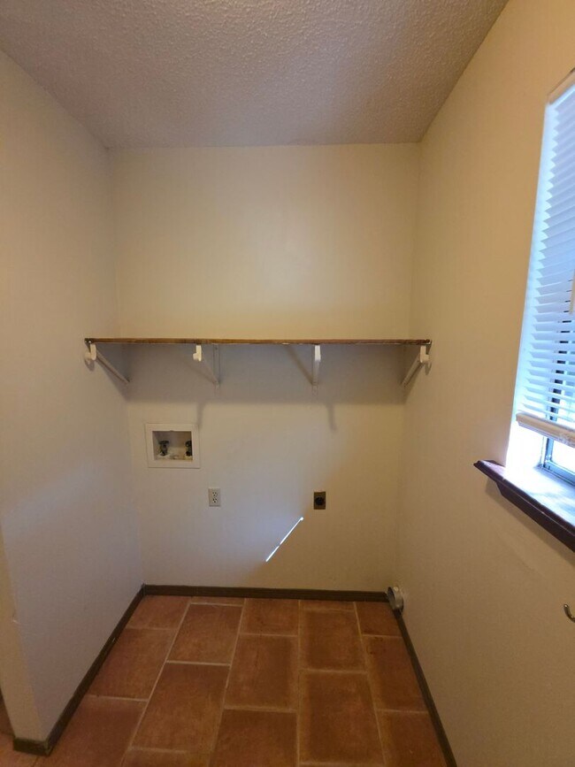 Building Photo - 1022 N Parker Rd