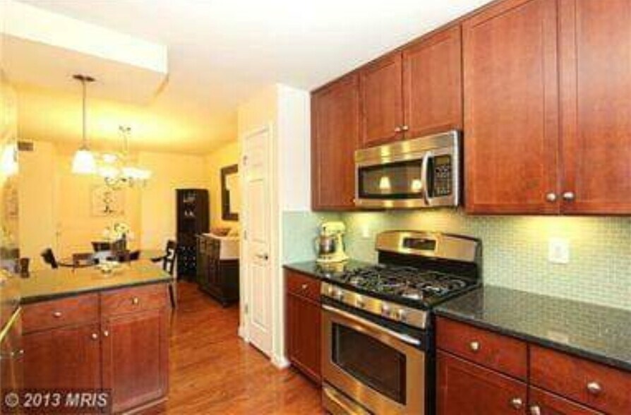 Building Photo - 4177 S Four Mile Run Dr