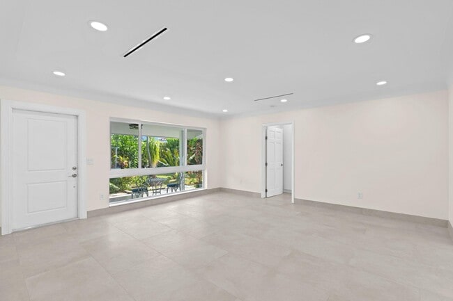 Building Photo - 391 SE 7th Ave