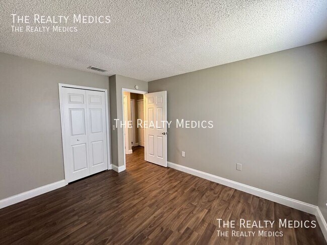 Building Photo - 313 Azincourt Ln