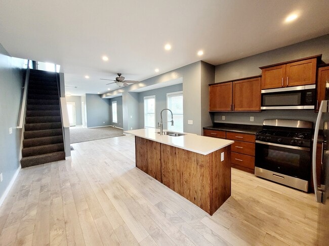 Building Photo - 729 Bates St SE