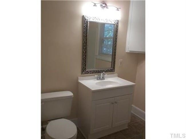 Building Photo - Spacious 4 Bed Close to Everything in Durham!