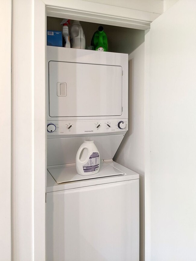 Building Photo - Bright and Sunny 1 Bedroom in UK Village- Laundry, Central Heat/AC, Free Fast Internet Included