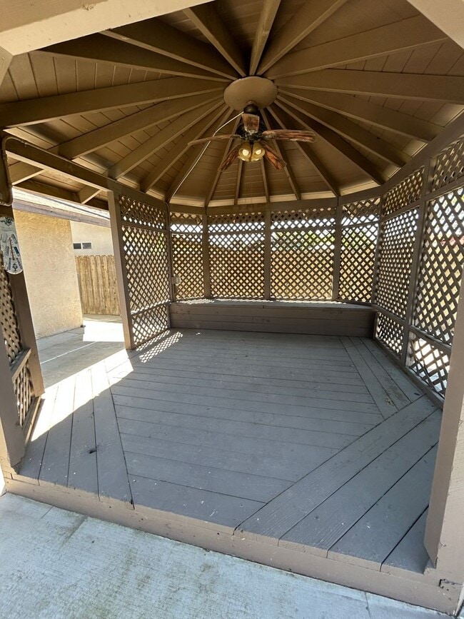 Building Photo - Don't miss out in North Hanford! 3 bedroom 2 bath with solar!