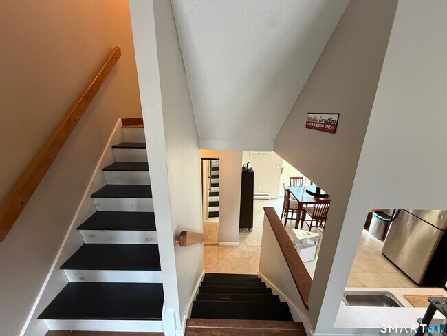 Building Photo - 60 Old Town Rd