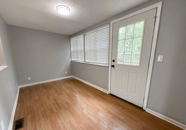 Building Photo - 1324 W Walnut St