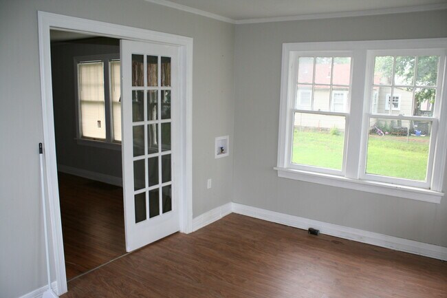 Building Photo - Beautiful North Side Craftsman!