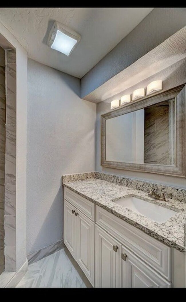 Building Photo - Beautiful newly remodeled home located in ...