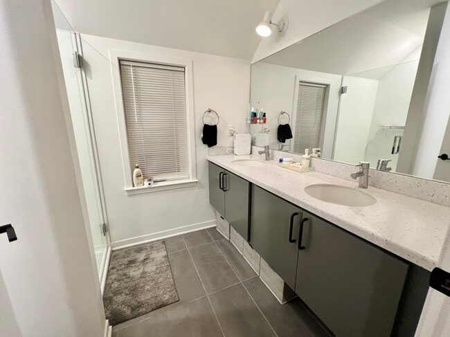 Bathroom - 8233 John R St