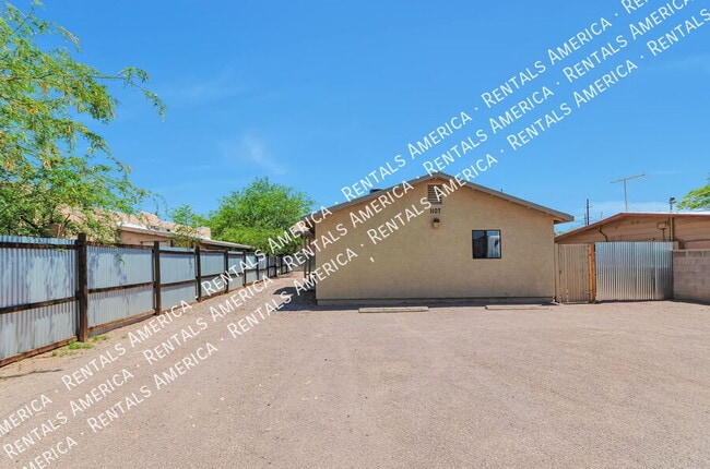 Building Photo - 1107 W Sonora St