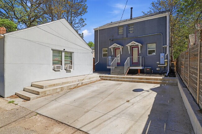 Building Photo - $2,495.95 - 2 Bed, 2 Bath Townhome In Denver with Central AC and In Unit Laundry!