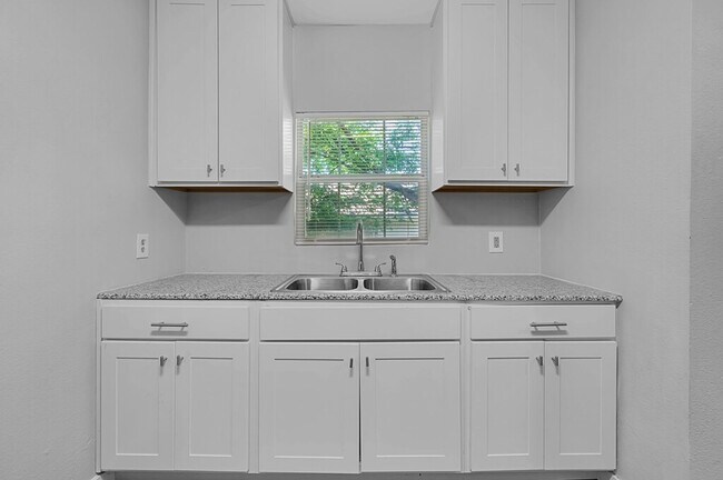 Building Photo - Updated 2 Bedroom Rental with Large Backyard