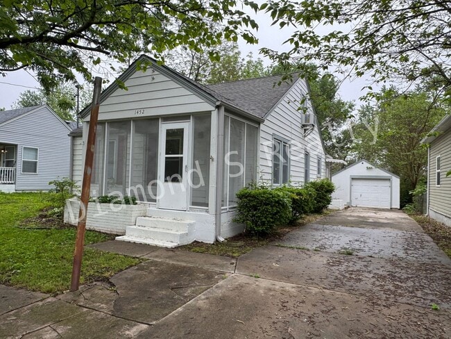 Primary Photo - Charming 3 Bedroom Home Available Now - Cl...