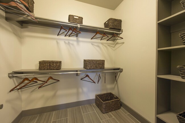 Building Photo - Live Smart, Live Midtown + Free Weeks!