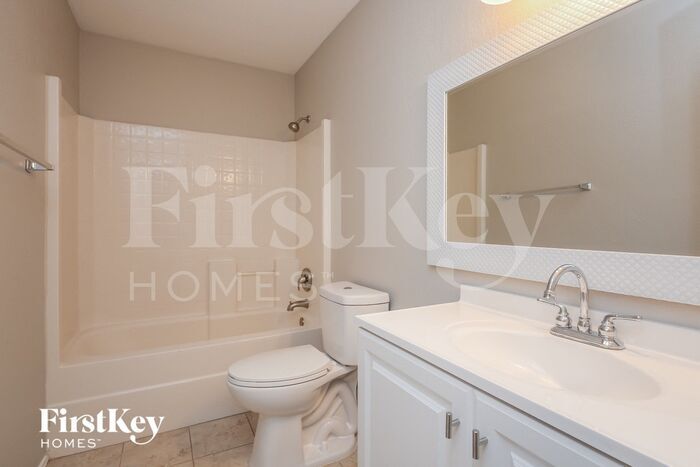 Building Photo - 5505 Camarillo Dr