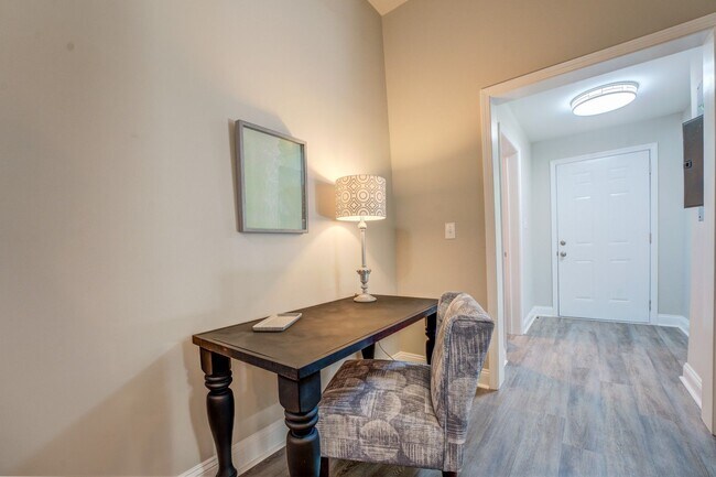 Building Photo - Spacious 3 Bedroom Home located in Histori...