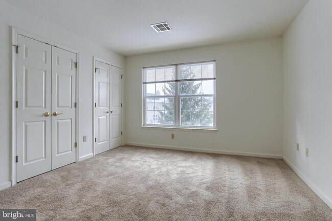 Building Photo - 211 Sparrow Rd