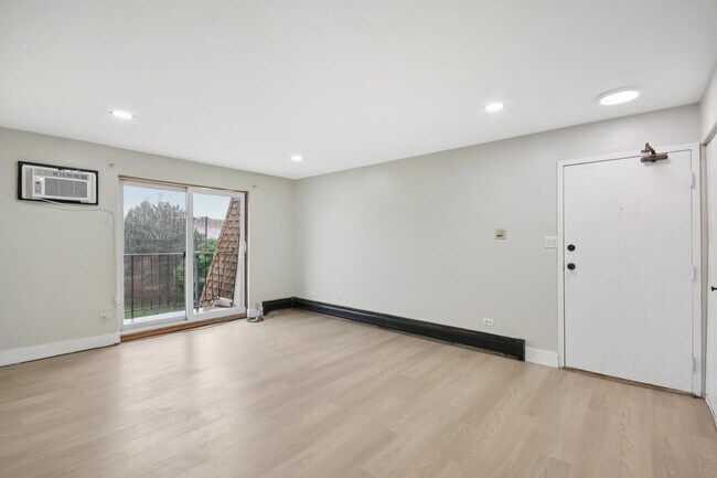 Building Photo - 226 Shorewood Dr