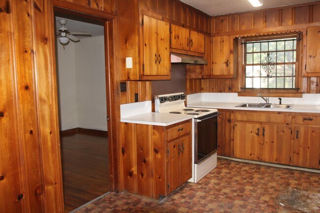 Building Photo - 1507 W Whitney Ave