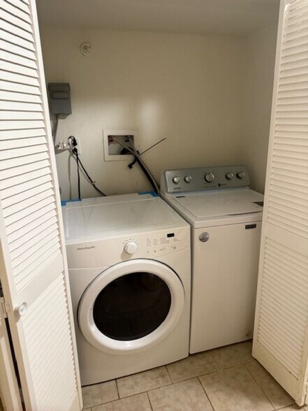 Building Photo - 4128 Chester Ave