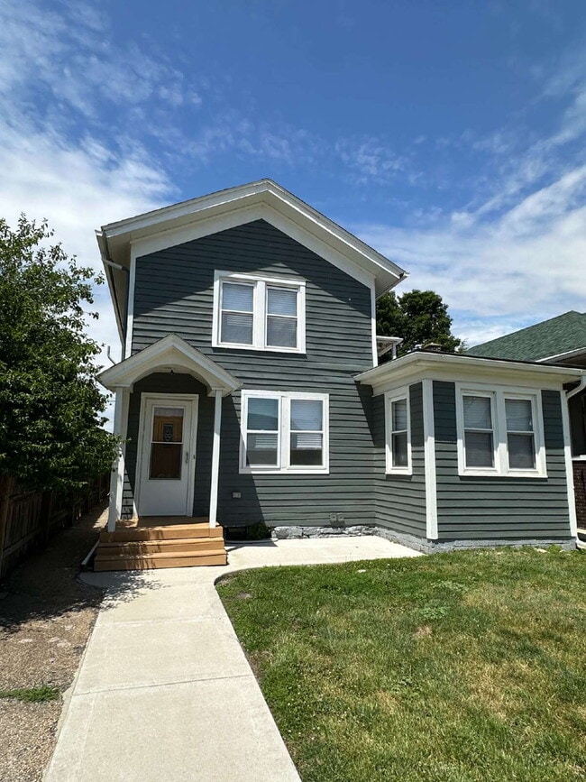 Building Photo - fully furnished 2-bedroom, 1-bath upper duplex