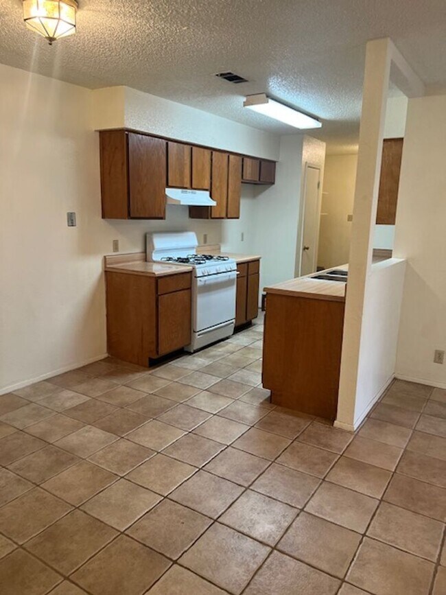 Building Photo - 932