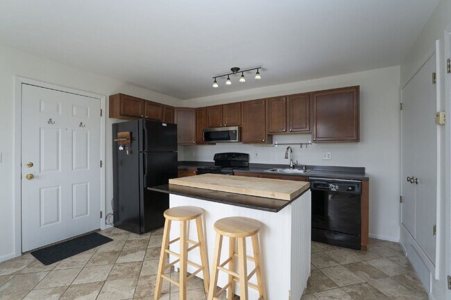 Building Photo - North Longmont Sunny One Bedroom Condo!