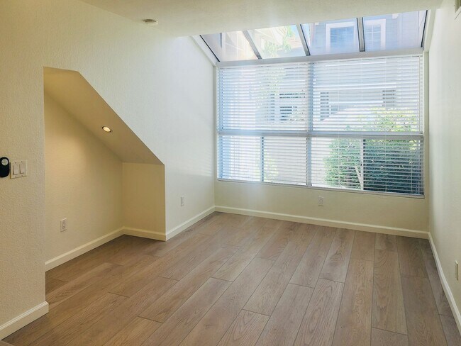 Building Photo - 2275 Hawthorne Pl