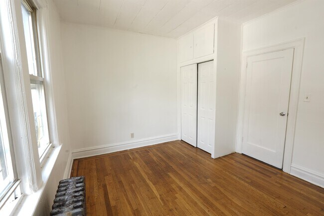 Building Photo - 573 Ave E