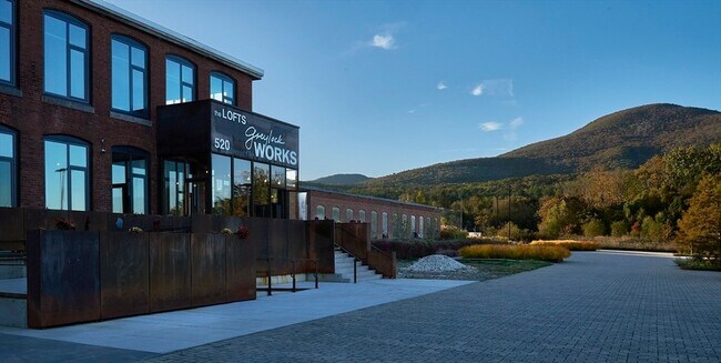 Building Photo - 520 State Rd