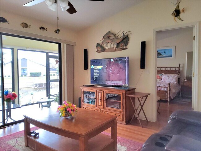 Building Photo - Seasonal 3/2/2 waterfront villa in Punta Gorda