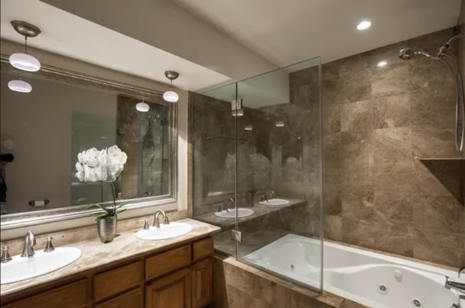 Master Bath 1 - 11970 Montana Ave