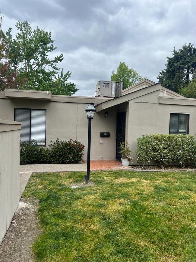 Primary Photo - Stockton 2 Bedroom 1 Bathroom Condo