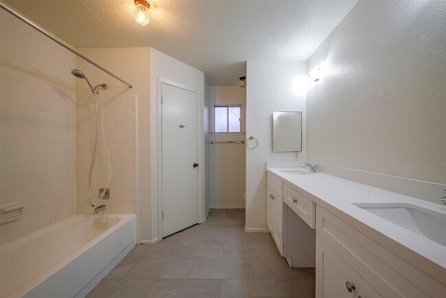 Building Photo - 10906 Maple Rock Dr