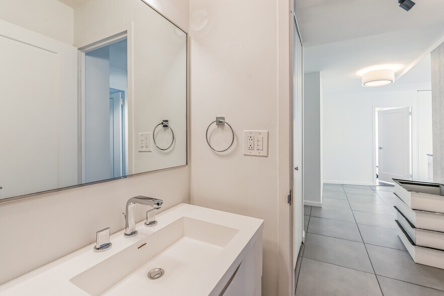 Guest bath - 4250 N Marine Dr