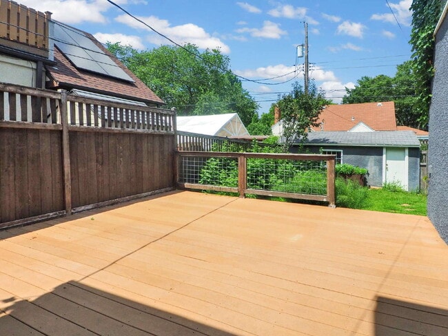 Building Photo - Spacious 5 bedroom home on Minnehaha Parkw...