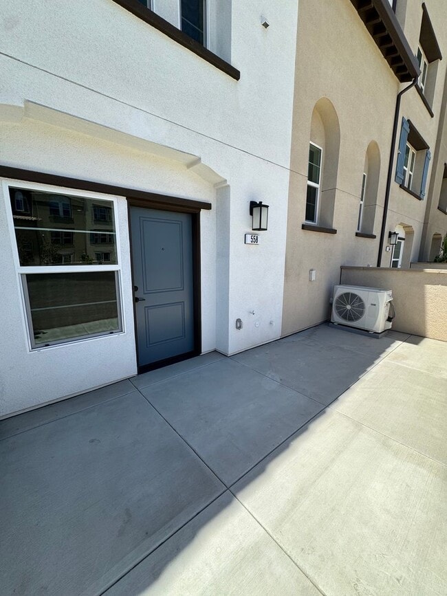 Building Photo - Never-Lived-In, Beautifully Upgraded Three-Story Condo