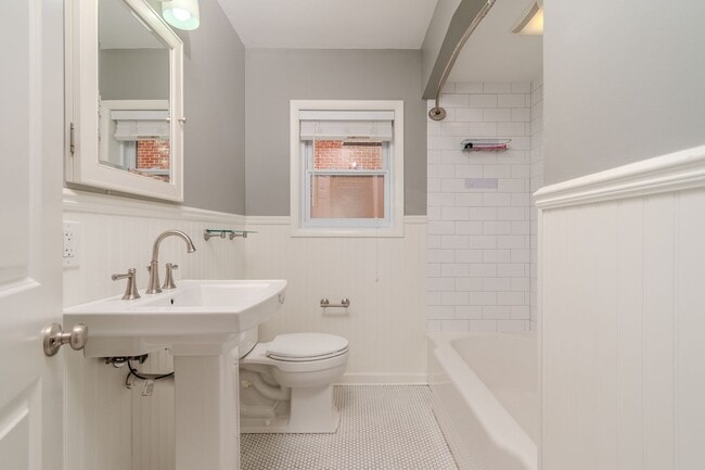 Building Photo - Stunning 4-Bedroom, 2-Bath Home with Moder...