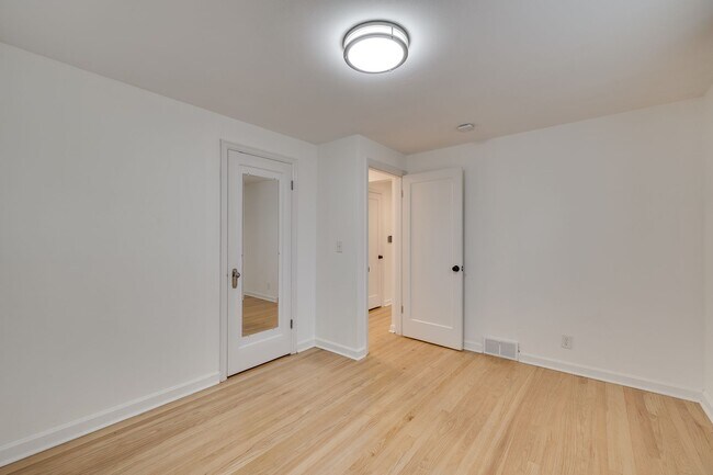 Building Photo - Charming 4 Bed, 2.5 Bath Brick Bungalow in...