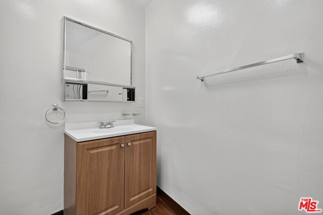 Building Photo - 15540 Moorpark St