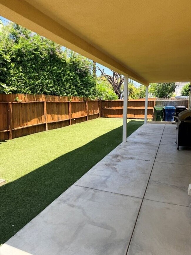 Building Photo - 4545 Vesper Ave