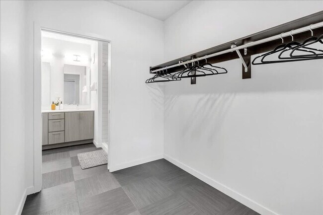 Building Photo - 5100 W Park Ave